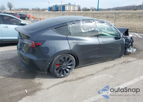 2024 Tesla Model Y Performance Dual Motor All-Wheel Drive z USA, uszkodzony, nr VIN 7SAYGDEF5RF039879